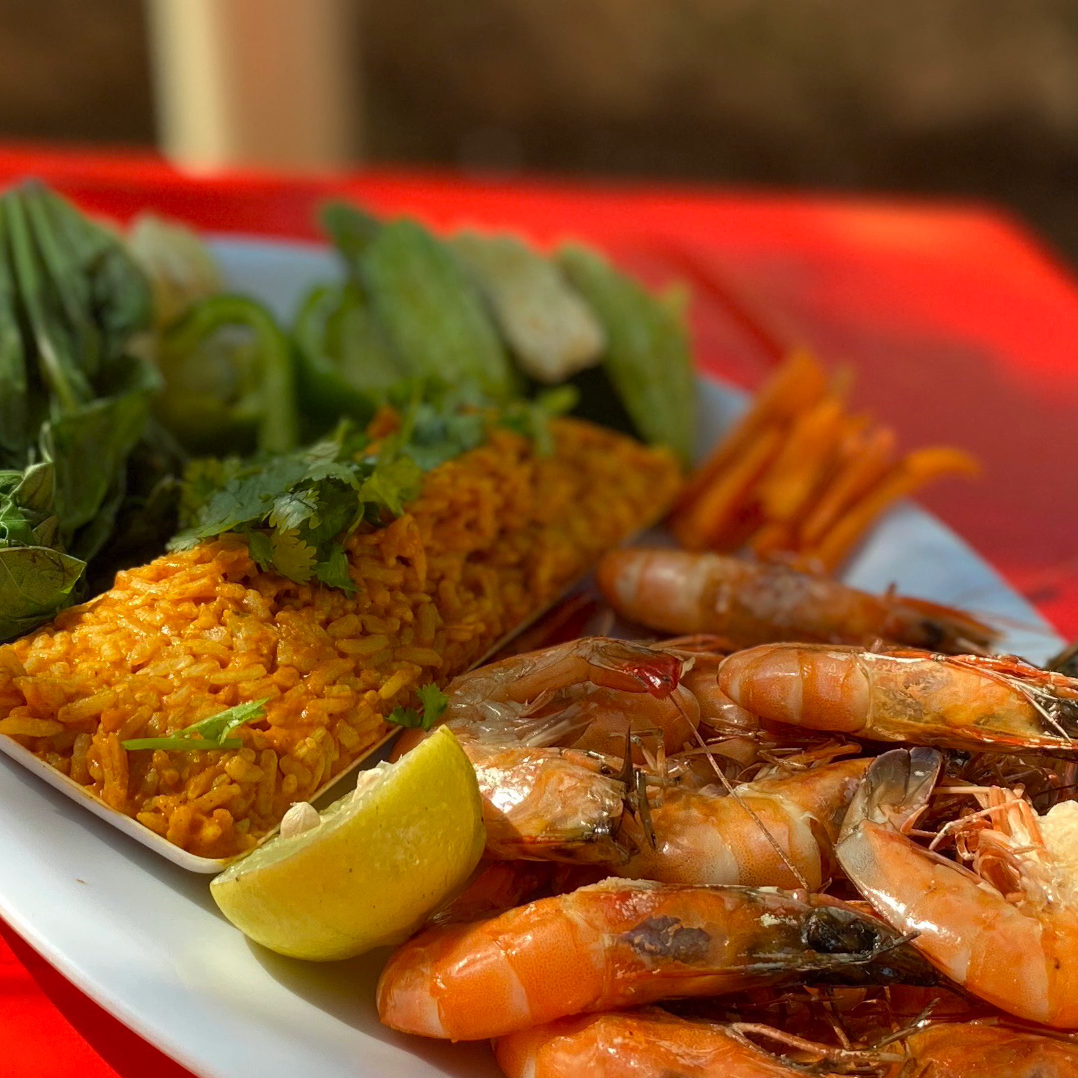 Crevettes et légumes à la plancha avec du riz au curry