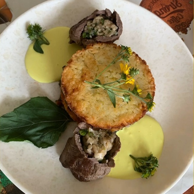 Rouleau de cerf qui "riz" devant son mille-feuille aux légumes oubliés trempé dans sa crème de coco cari bien de chez nous 