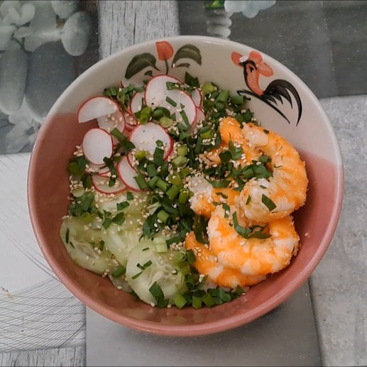 Poke bowl aux crevettes locales