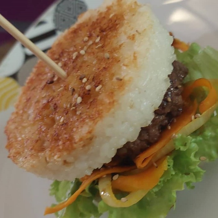 Burger de riz au cerf Teriyaki et chips de bananes